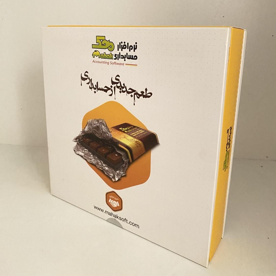مدیریت پیچیده‌ی پوشاک: چرا حسابداری دستی برای فروشگاه لباس «مرگ‌بار» است؟